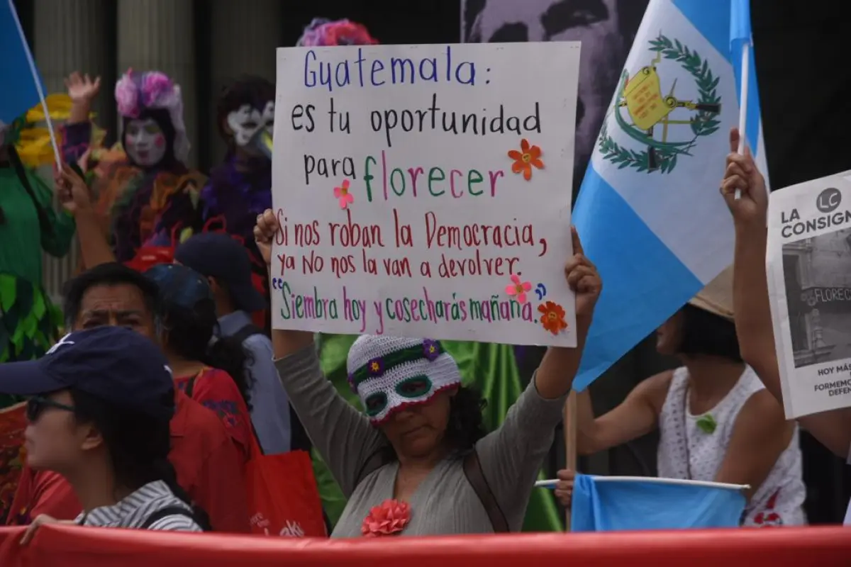 Ciudadanos participan en la denominada "marcha por la democracia", en agosto de 2023 en la Ciudad de Guatemala., archivo: EU