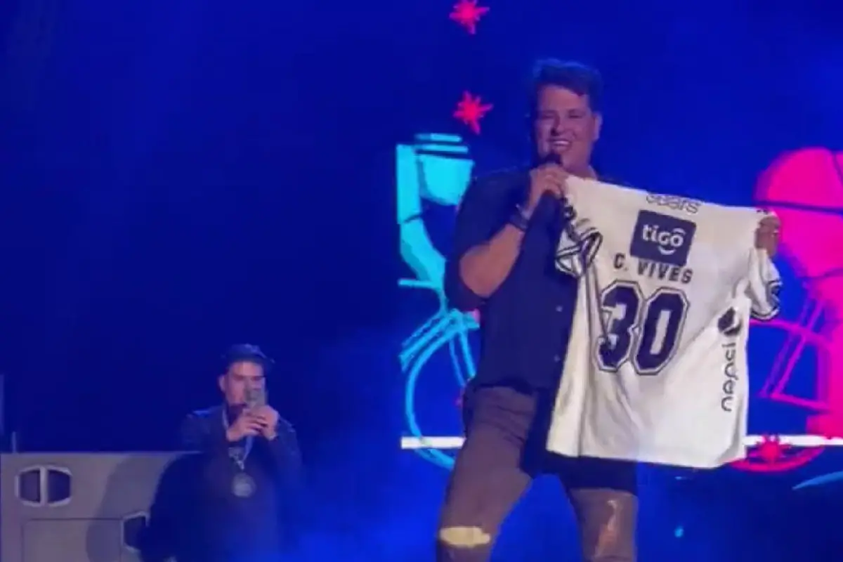 Carlos Vives recibe camiseta personalizada de Comunicaciones, 