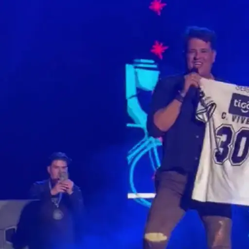 Carlos Vives recibe camiseta personalizada de Comunicaciones ,