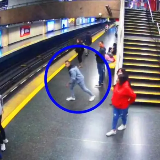 se-avienta-a-las-vias-del-metro ,