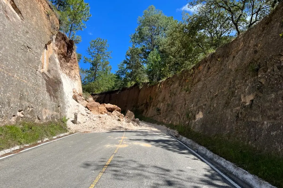 deslizamiento bloquea carretera, 