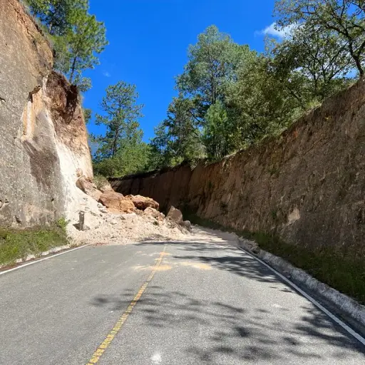 deslizamiento bloquea carretera ,