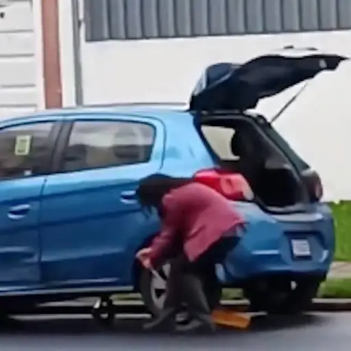 mujer-vehiculo-cepo ,