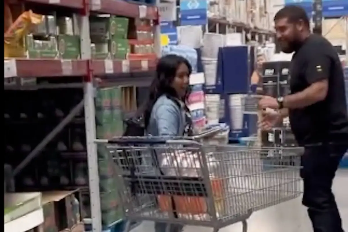 mujer-robando-whisky-supermercado, 