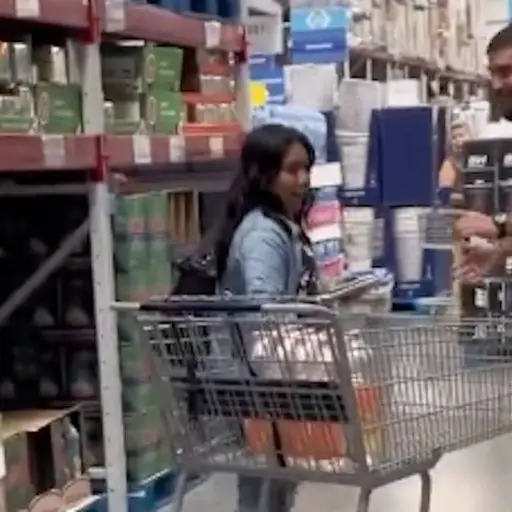 mujer-robando-whisky-supermercado ,