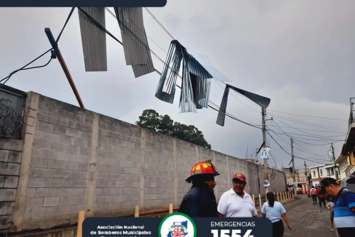 Daños en techos de viviendas en El Tejar, Chimaltenango.Foto: Bomberos Municipales Departamentales