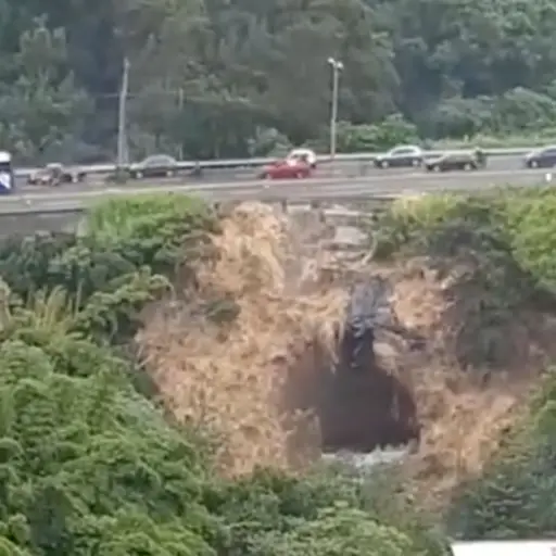 Se crea un agujero de grandes proporciones debajo de la calzada La Paz ,