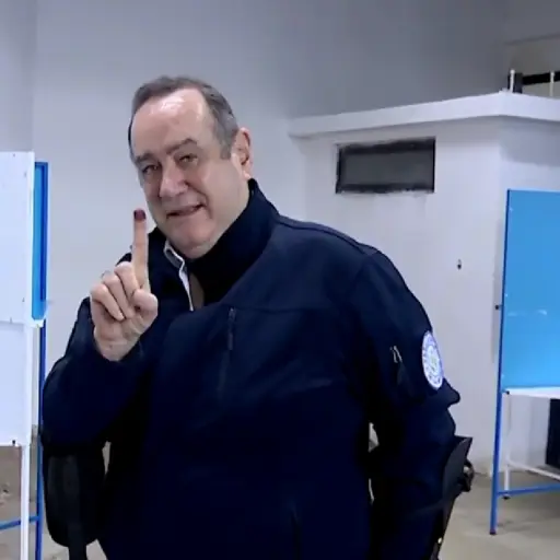 presidente-alejandro-giammattei-vota-emisoras-unidas2 ,