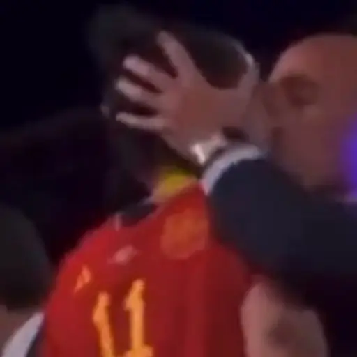 rubiales besa a Jenni Hermoso ,