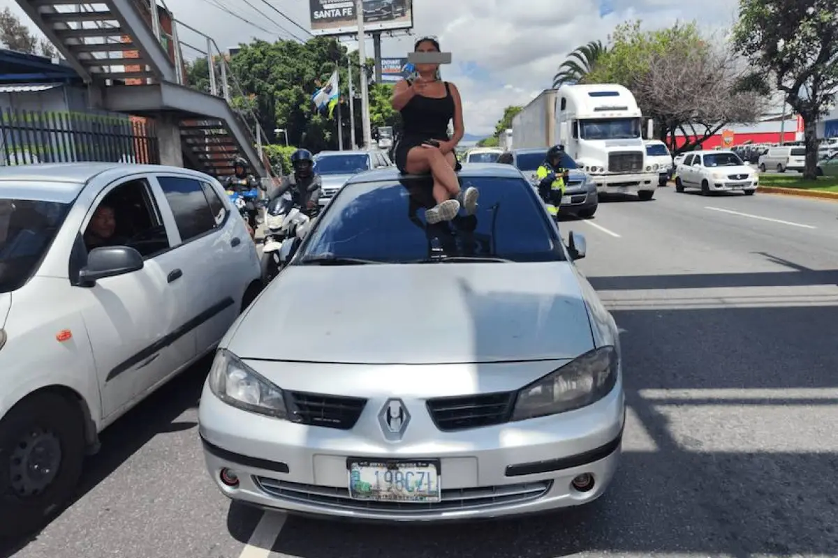 conductora-nego-mover-carro-tras-choque-zona-11-2.png, 