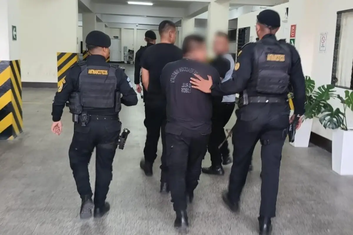 policias detenidos, 