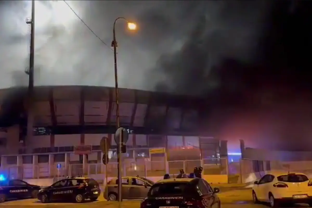 Italia: Hinchas del Foggia incendian el estadio de su rival, 