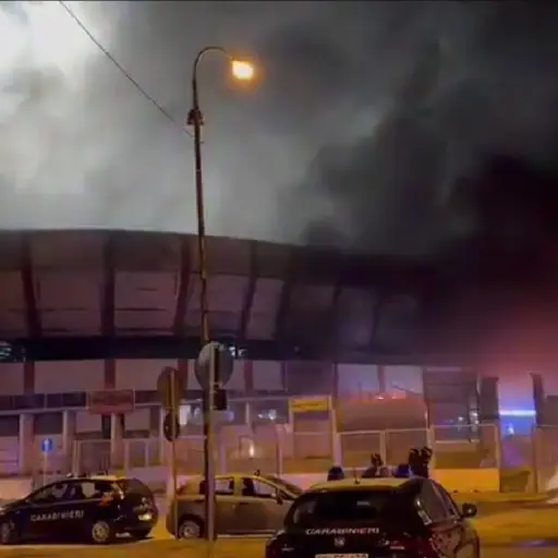 Italia: Hinchas del Foggia incendian el estadio de su rival ,