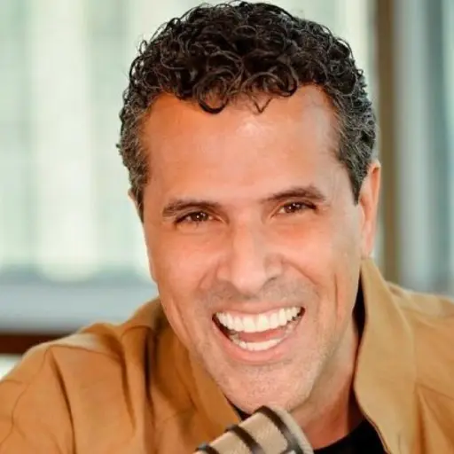 Marco Antonio Regil ,