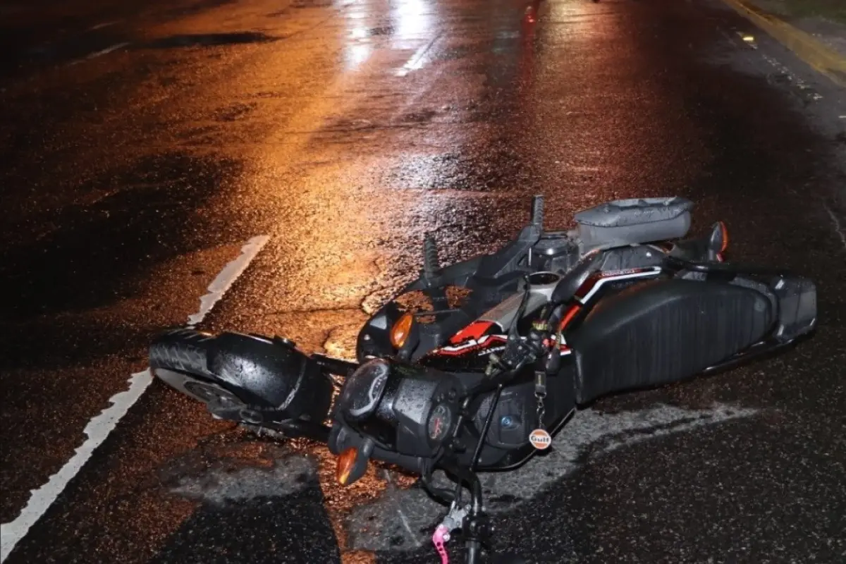 Accidente de motocicleta en calzada Atanasio Tzul, zona 12. Foto: Bomberos Municipales