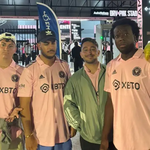 Youtubers españoles viajaron para ver a Messi y no fue convocado ,