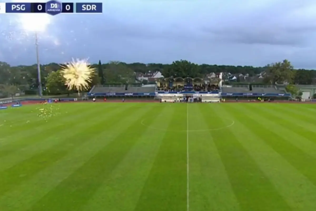 Suspenden el partido PSG-Reims femenino por el lanzamiento de fuegos artificiales al campo, 