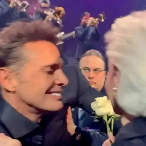 luis-miguel-besa-a-carolina-herrera ,