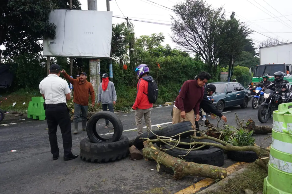 Liberan-paso-en-carretera-a-El-Salvador.jpg, 