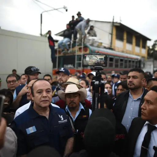 Autoridades de Gobernación, PNC y PDH dan cumplimiento a la orden de la Corte de Constitucionalidad. Foto: Edwin Bercián