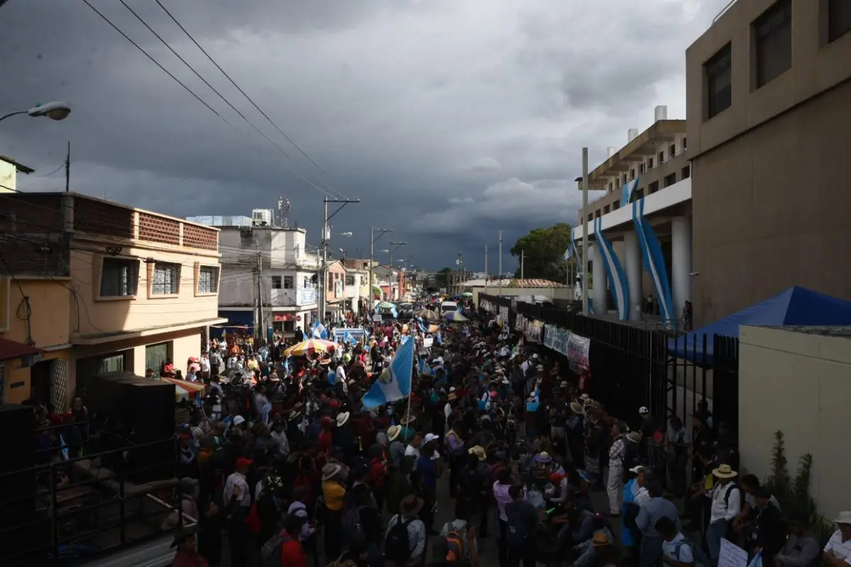 Los guatemaltecos mantienen un plantón desde que el Ministerio Público allanó la sede del TSE. Foto: Edwin Bercián/EU