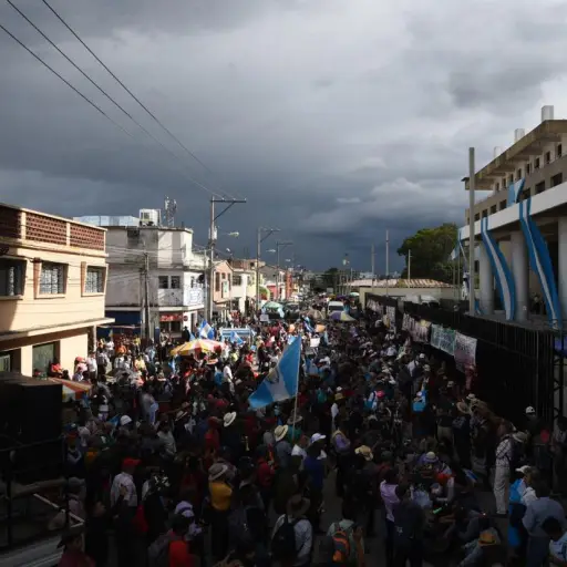 Los guatemaltecos mantienen un plantón desde que el Ministerio Público allanó la sede del TSE. Foto: Edwin Bercián/EU