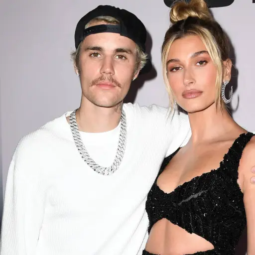 Hailey Bieber ,