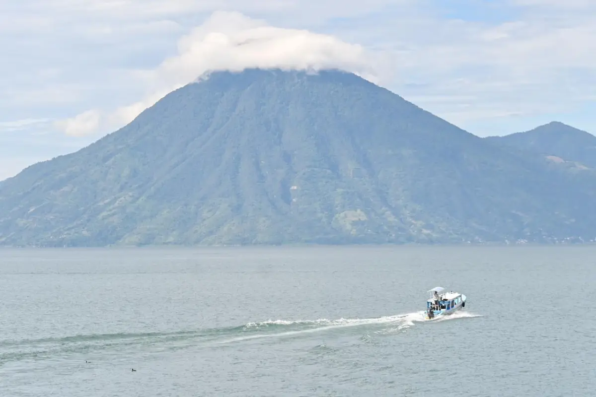 La joven se encontraba practicando kayak en el lago cuando desapareció. Foto: Bomberos Voluntarios