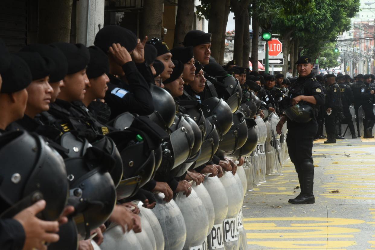 agentes-pnc-congreso-manifestantes-emisoras-unidas1 | 