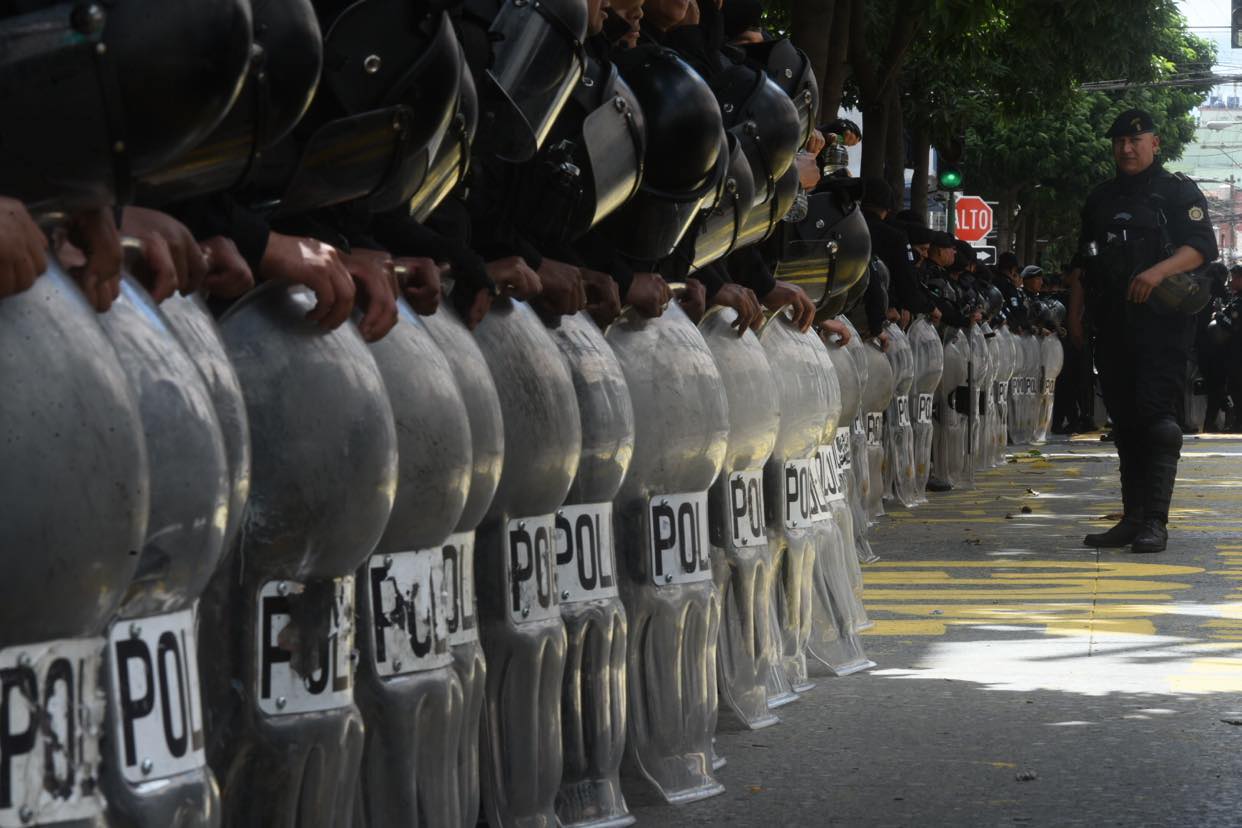 agentes-pnc-congreso-manifestantes-emisoras-unidas2 | 