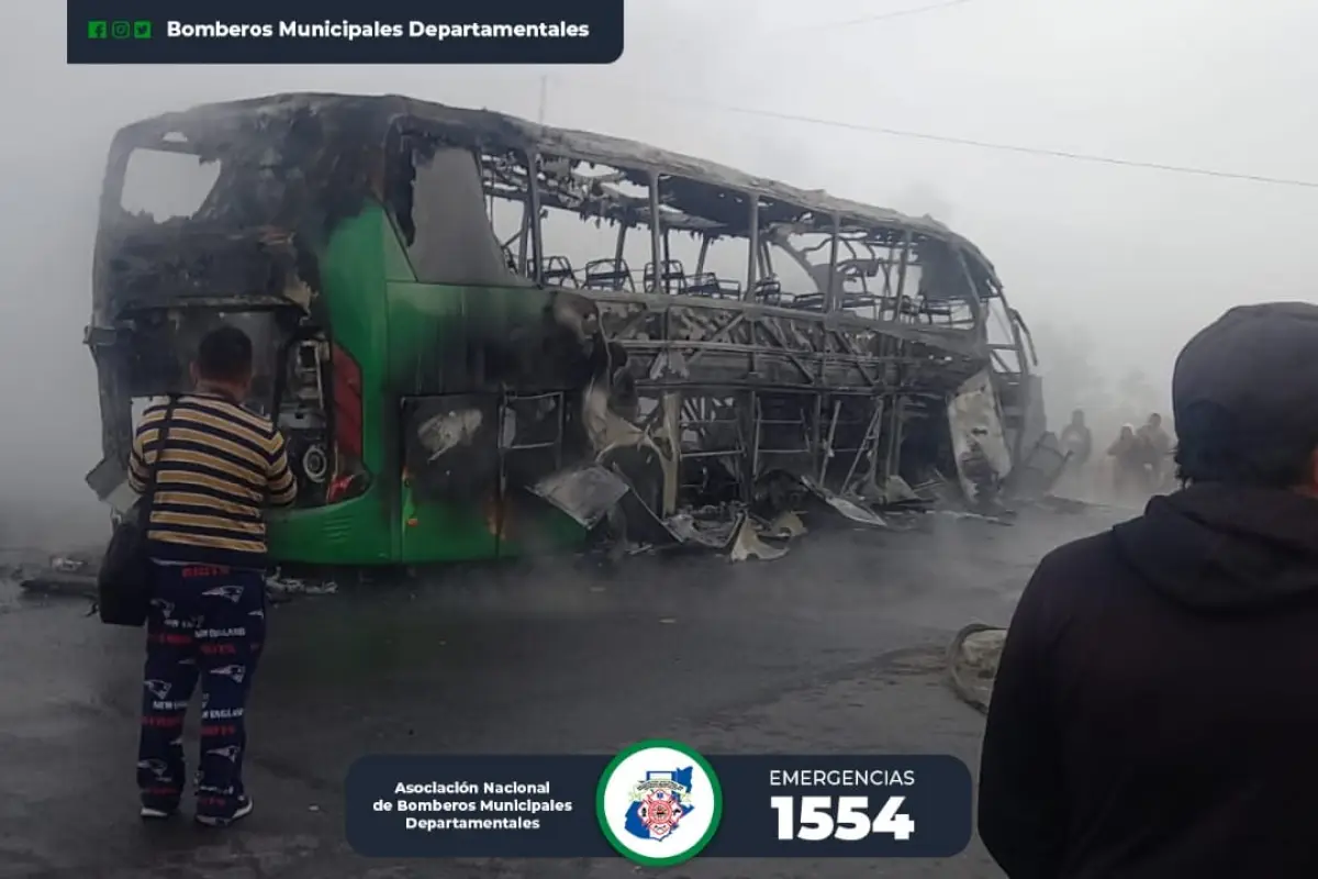 accidente-bus-trailer-incendio-emisoras-unidas, 