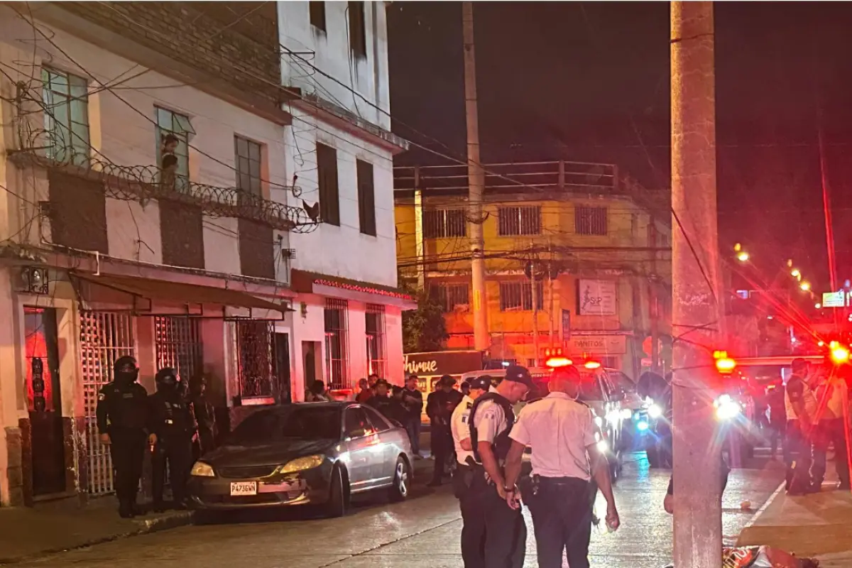 Tres personas fallecieron por un ataque armado en la zona 1. Foto: Bomberos Voluntarios