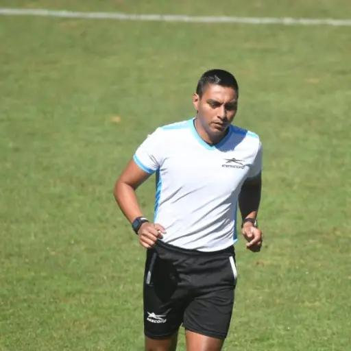 Bryan López, árbitro guatemalteco - Omar Solís
