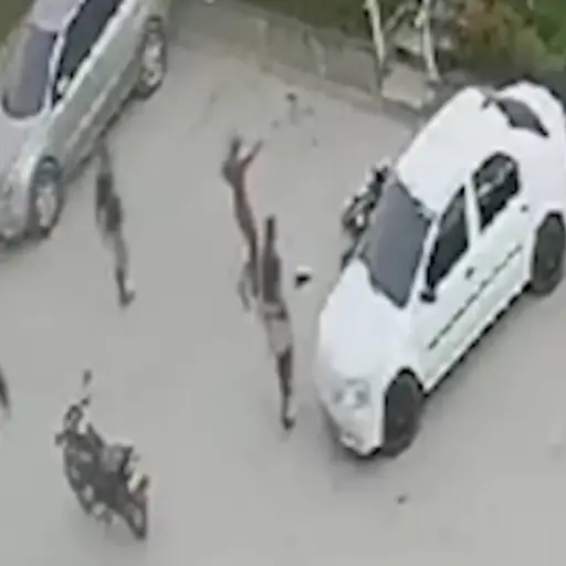 joven-intenta-realizar-pirueta-en-moto ,