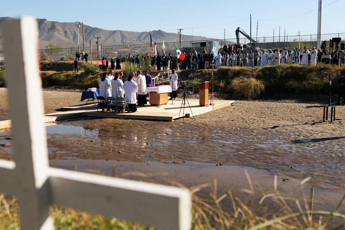 El altar de la celebración fue colocado sobre una parte casi seca del Río Bravo (llamado Río Grande en Estados Unidos) en esa zona fronteriza. AFP