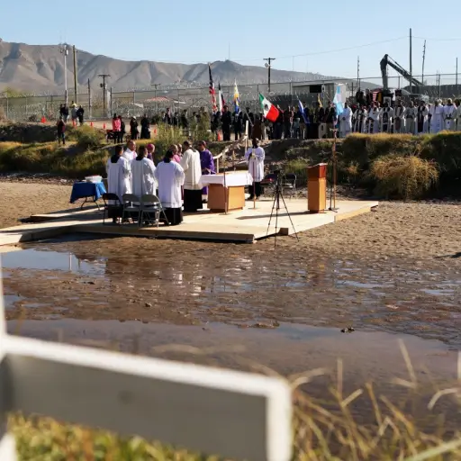 El altar de la celebración fue colocado sobre una parte casi seca del Río Bravo (llamado Río Grande en Estados Unidos) en esa zona fronteriza. AFP
