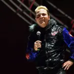 Cristian Castro termina sus estudios y se gradúa de la prepa a los 51 añost