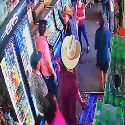 hombre-pierde-en-tragamonedas-ataca-a-tendero ,