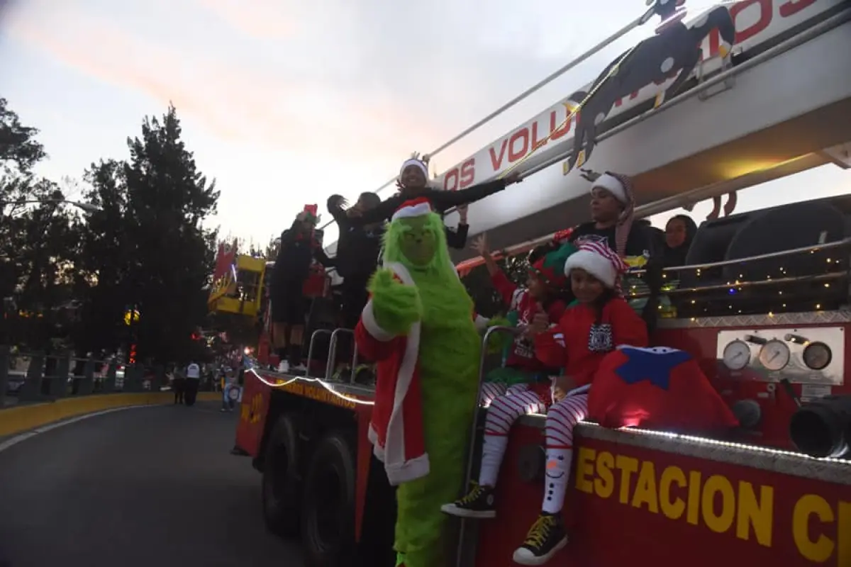Primer desfile navideño de los Bomberos Voluntarios. Foto: Omar Solís