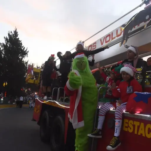 Primer desfile navideño de los Bomberos Voluntarios. Foto: Omar Solís