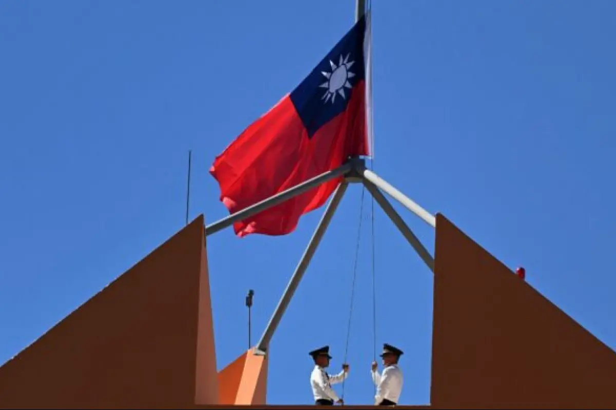 Taiwan's marine corps personnel lower Taiwan's national flag from the roof of Taiwan's Embassy in Tegucigalpa on March 26, 2023. - China and Honduras began formal diplomatic relations on Sunday, with Taiwan accusing Beijing of using "coercion and intimida