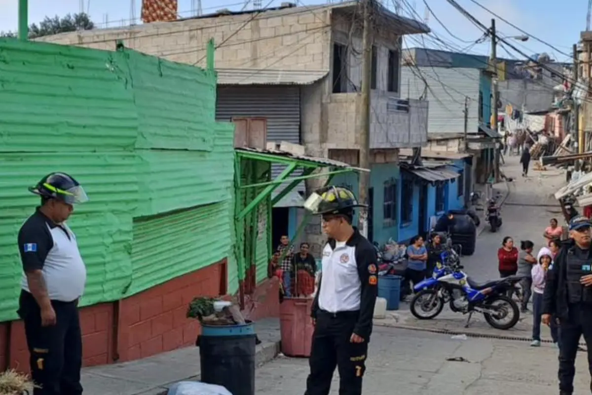 Localizan cuerpo envuelto en costales en zona 3. Foto: Bomberos Voluntarios