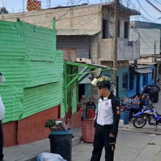 Localizan cuerpo envuelto en costales en zona 3. Foto: Bomberos Voluntarios