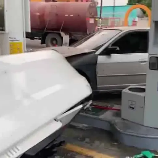 accidente-carro-chocado-gasolinera-zacapa-emisoras-unidas6 ,