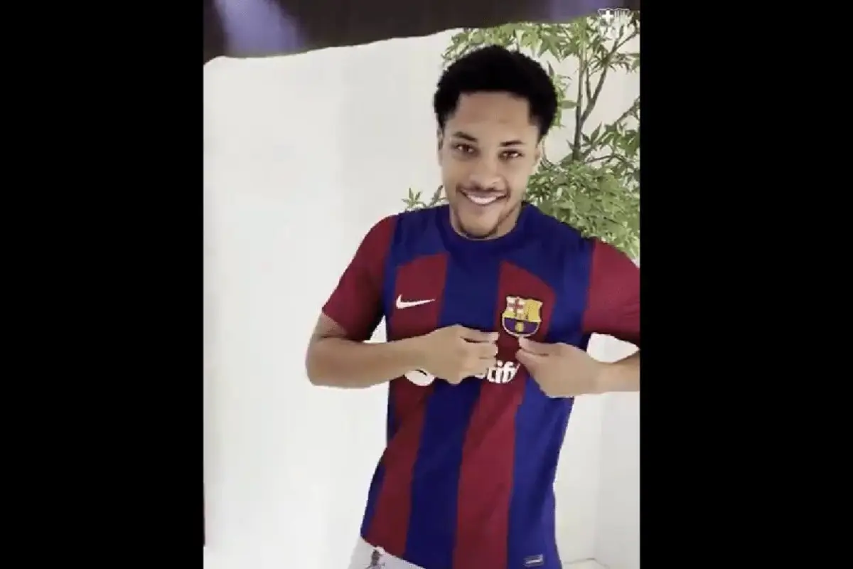 En medio de la temporada festiva, el Barcelona ha decidido hacer un regalo anticipado a sus fervientes seguidores, compartiendo emocionantes imágenes del delantero Vitor Roque vistiendo la icónica camiseta blaugrana, 