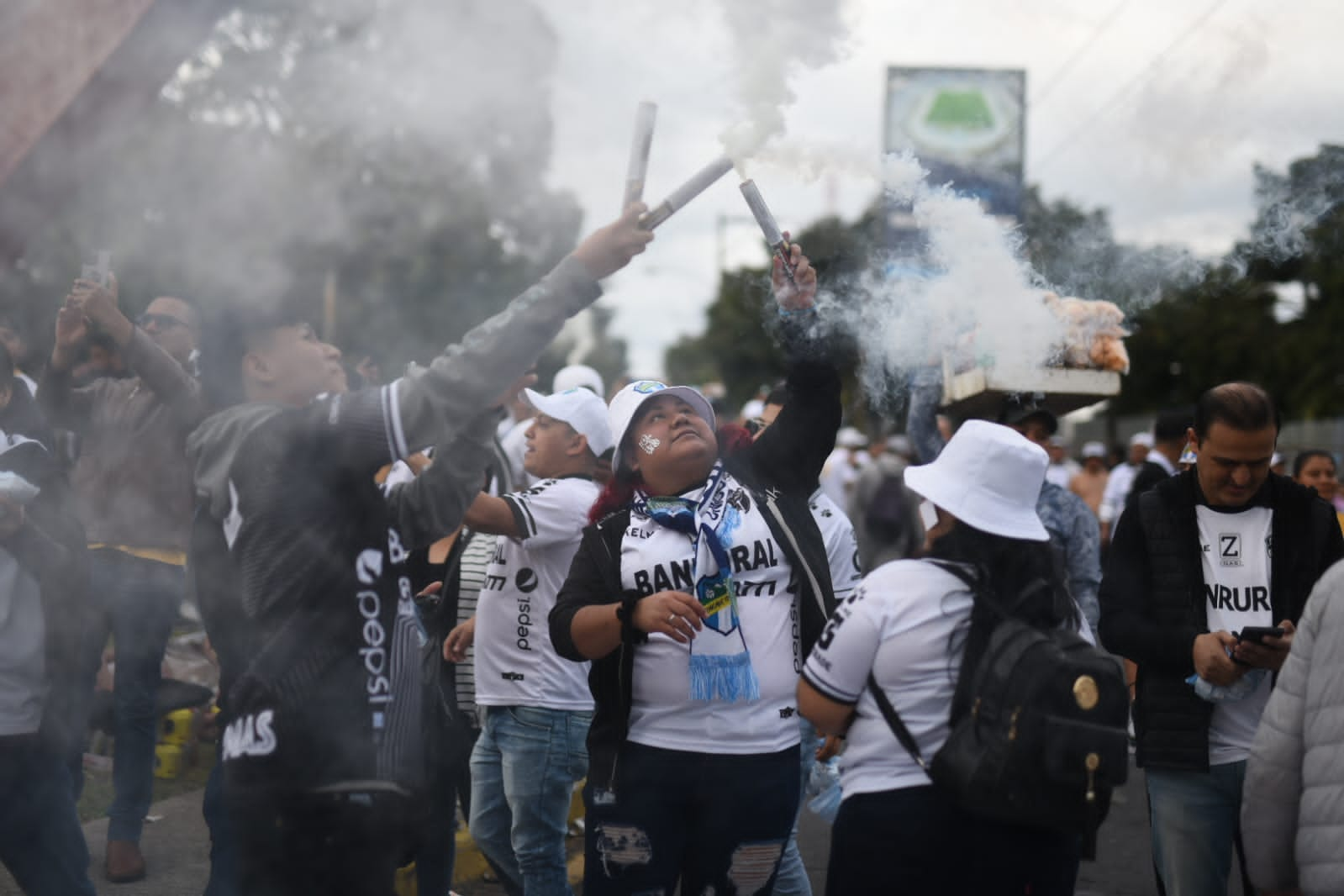 Afición de Comunicaciones respalda a su club en la final (2) | 