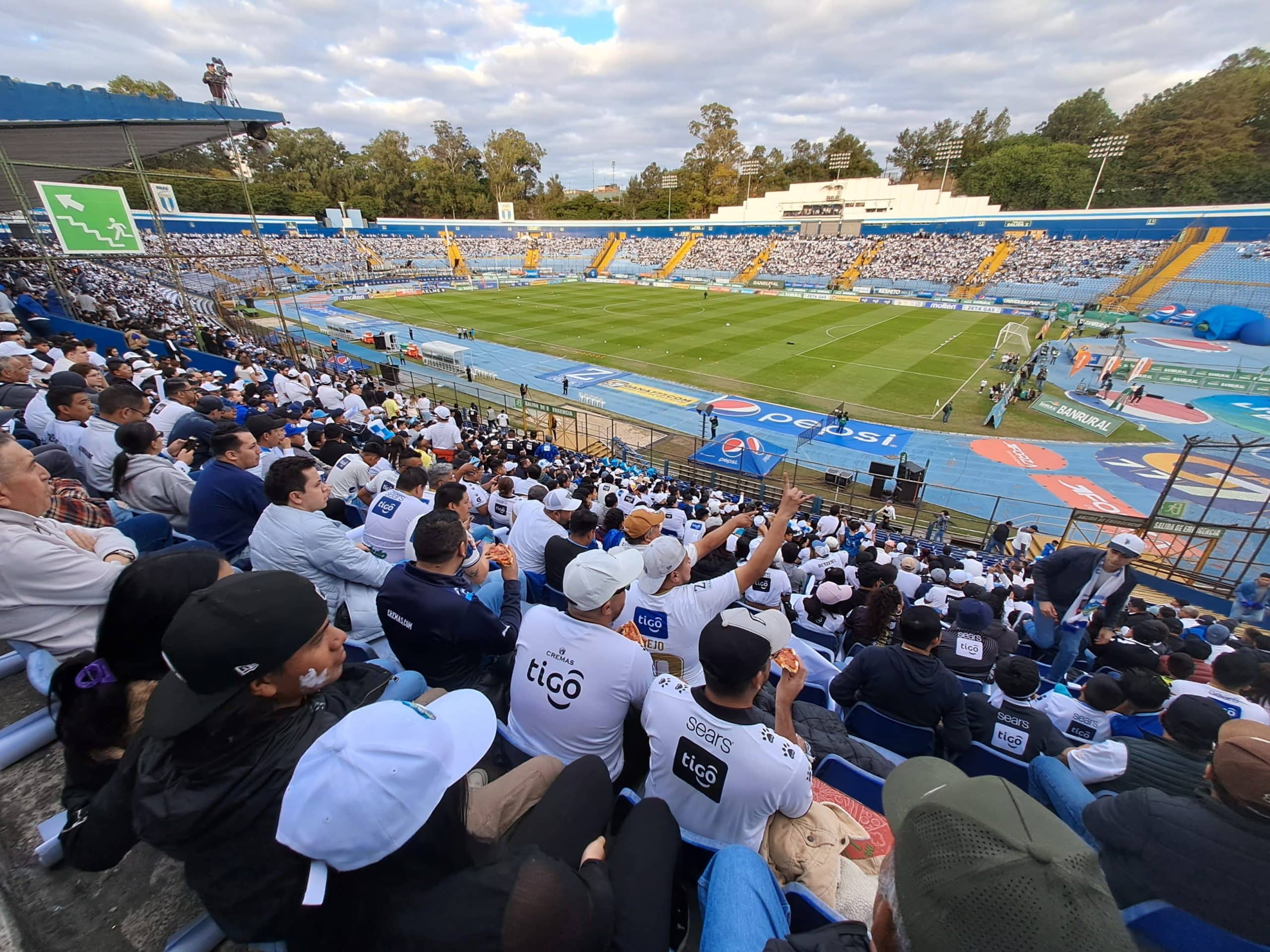 Afición de Comunicaciones respalda a su club en la final (1) | 