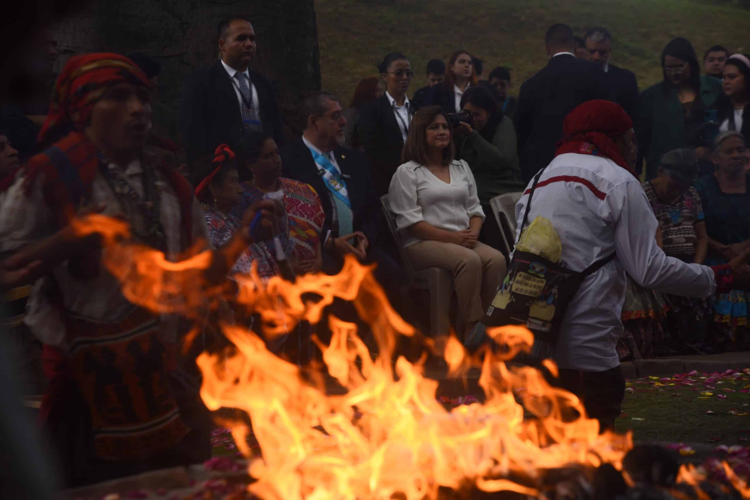 bernardo-arevalo-karin-herrera-ceremonia-maya-emisoras-unidas8 | 