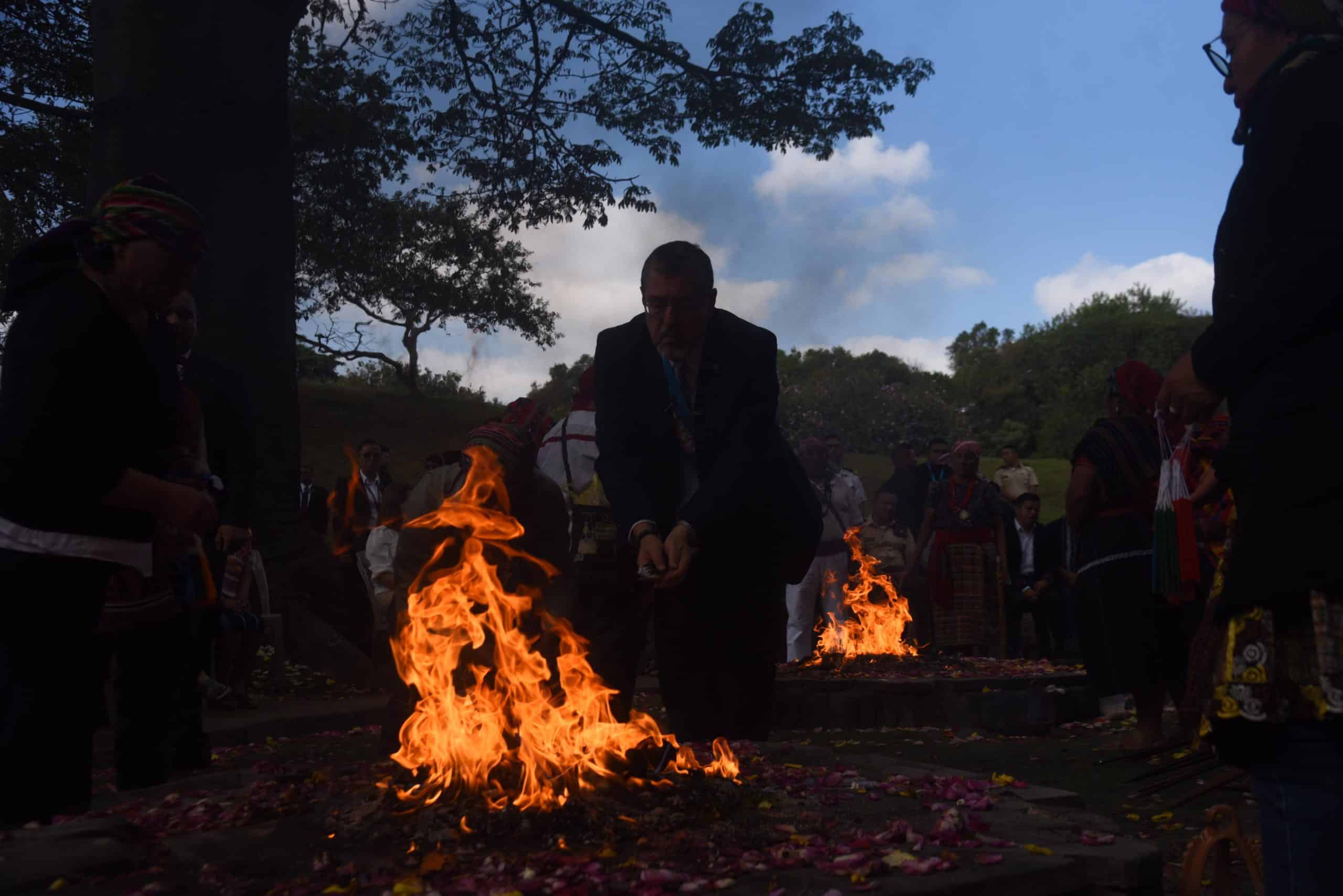 bernardo-arevalo-karin-herrera-ceremonia-maya-emisoras-unidas3 | 