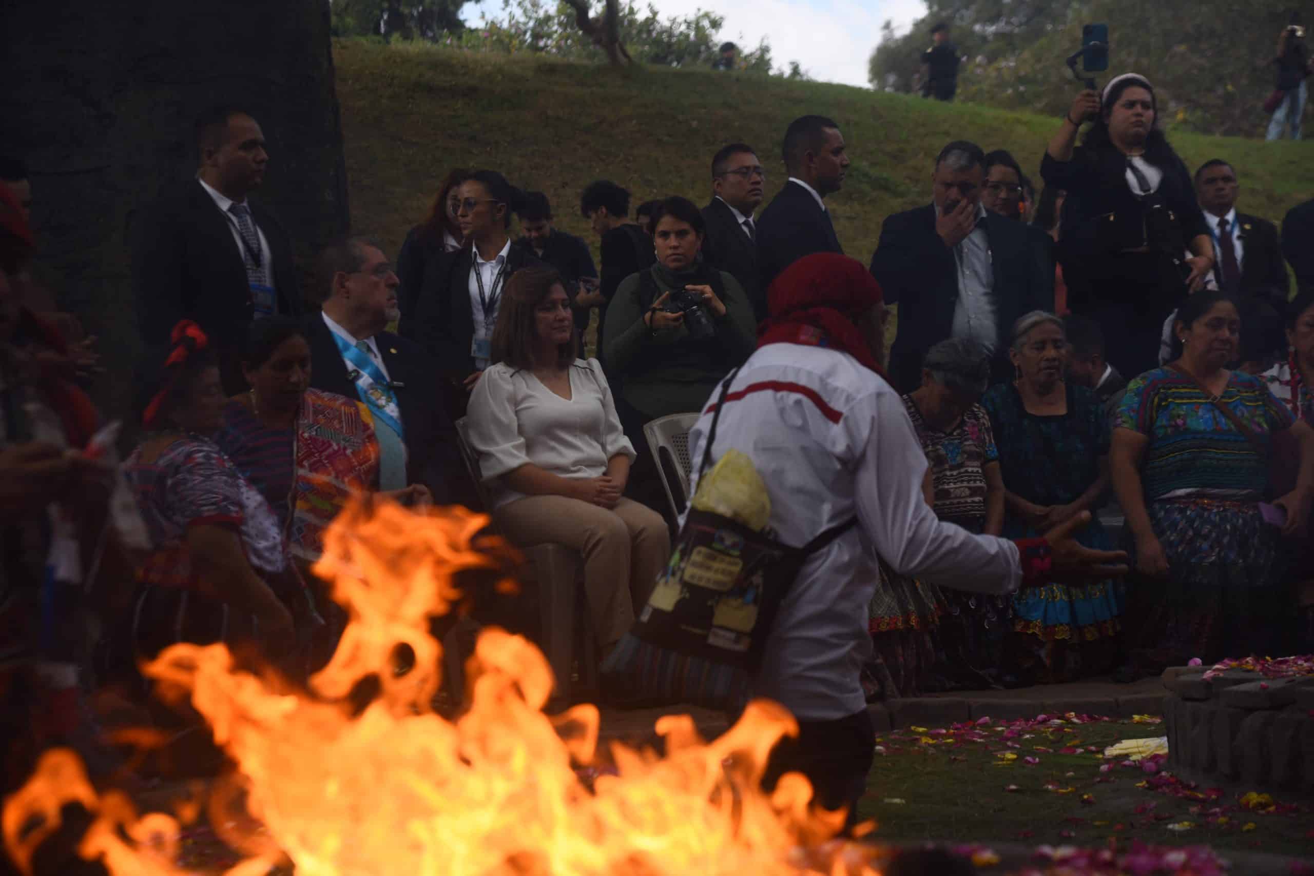 bernardo-arevalo-karin-herrera-ceremonia-maya-emisoras-unidas5 | 